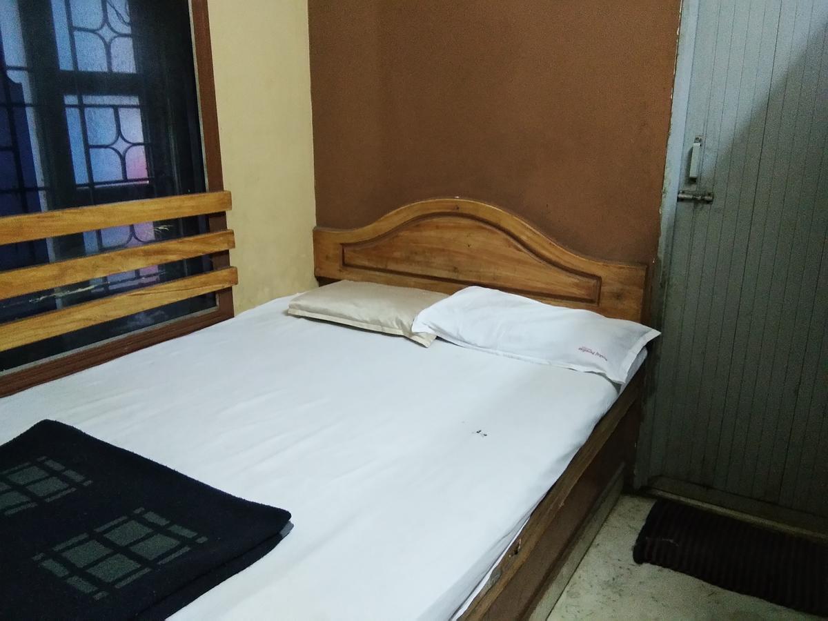 C.B Deluxe Lodge Bangalore Buitenkant foto
