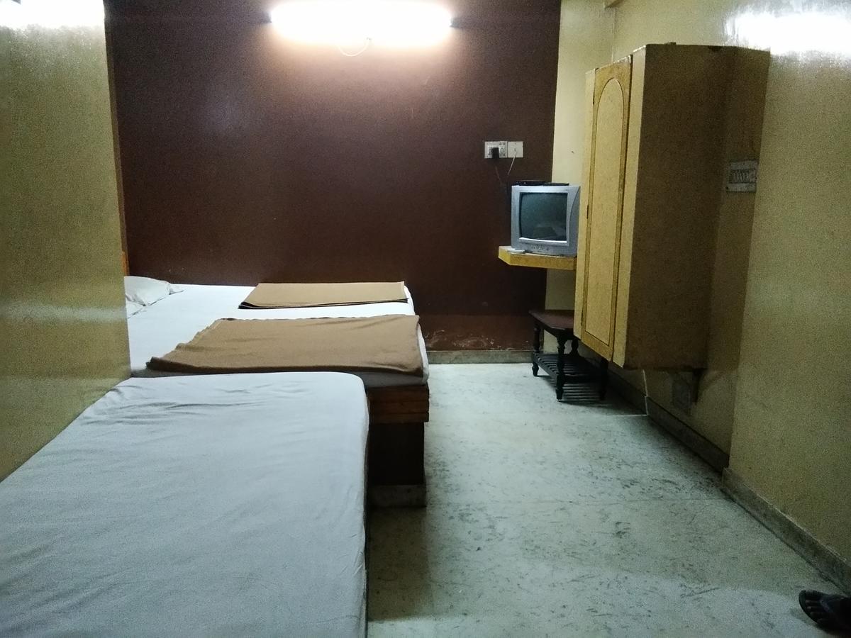 C.B Deluxe Lodge Bangalore Buitenkant foto