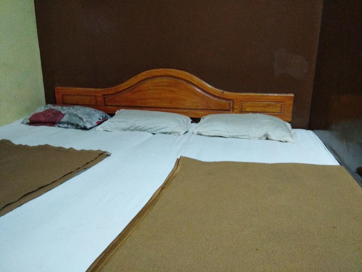 C.B Deluxe Lodge Bangalore Buitenkant foto