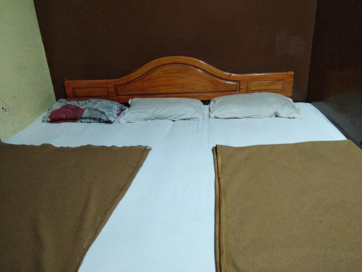 C.B Deluxe Lodge Bangalore Buitenkant foto
