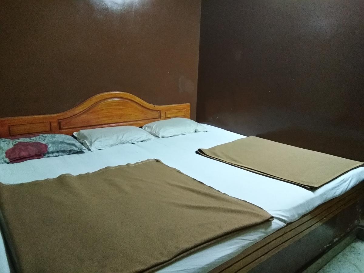 C.B Deluxe Lodge Bangalore Buitenkant foto