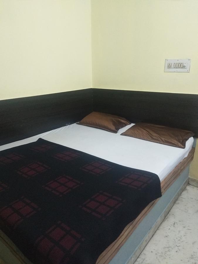 C.B Deluxe Lodge Bangalore Buitenkant foto